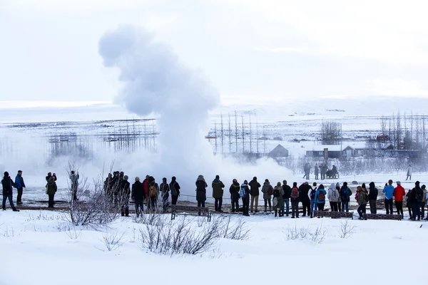 Visitors at the geyser erruption of Strokkur, Iceland — Stock Photo, Image