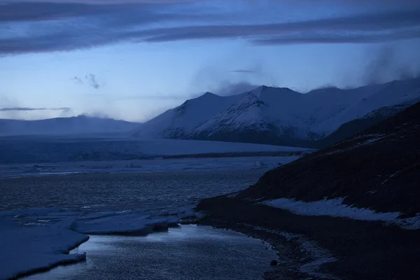 冰岛冰川泻湖乔库尔萨隆的雪火山景观 — 图库照片