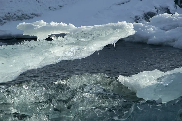 冰块融化在冰川湖 Jokulsarlon，冰岛 — 图库照片