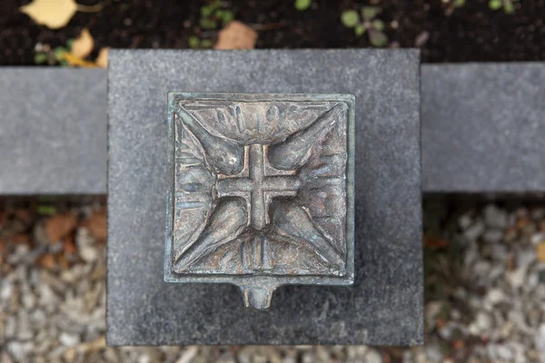 Vigvatten skal vid graven — Stockfoto