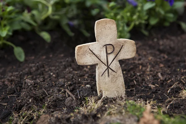 Crucifix sur la tombe — Photo