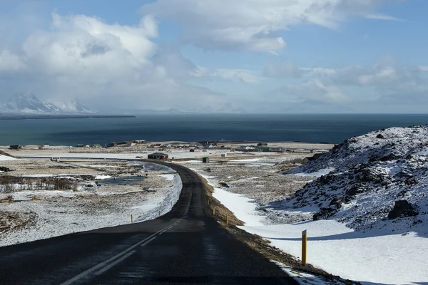 Besneeuwde weg in de winter — Stockfoto