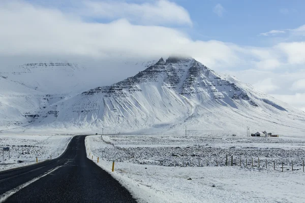 Besneeuwde weg in de winter — Stockfoto