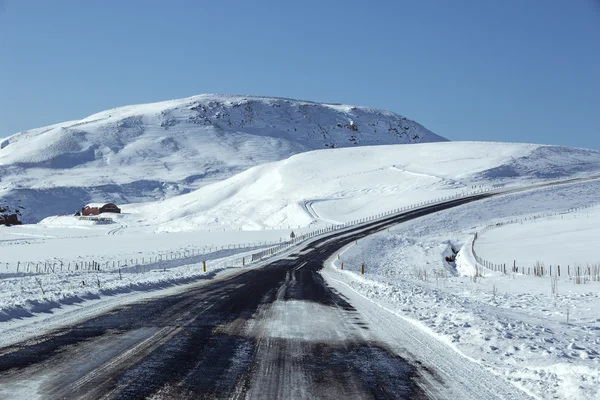 Estrada nevada no inverno — Fotografia de Stock