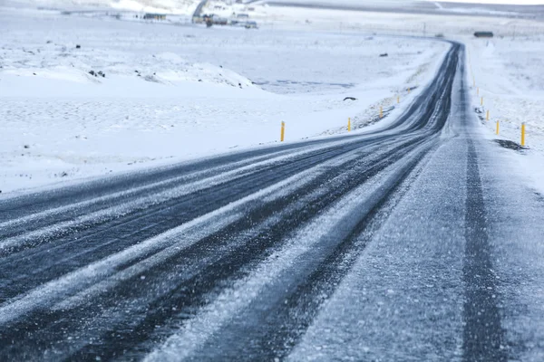 Camino nevado en invierno — Foto de Stock