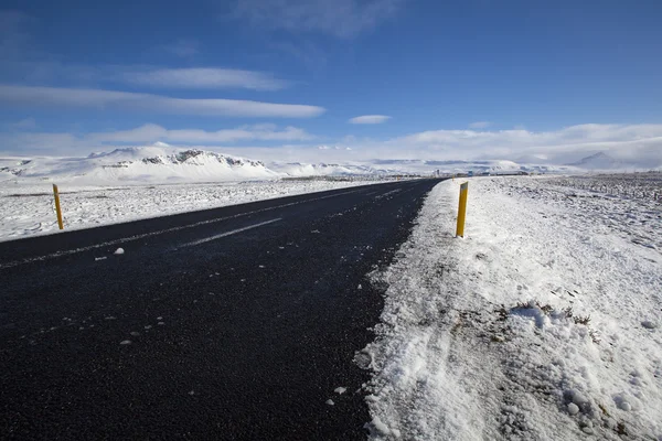 Estrada nevada no inverno — Fotografia de Stock