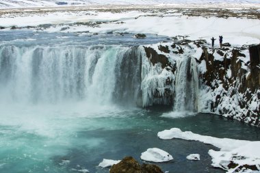 Kışın İzlanda şelale Godafoss turist