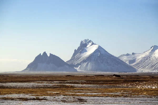 Snöigt bergslandskap på Island — Stockfoto