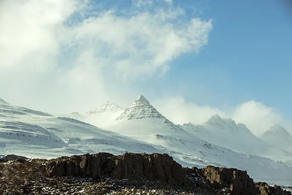 Schneebedeckte vulkanische Berglandschaft in Island — Stockfoto