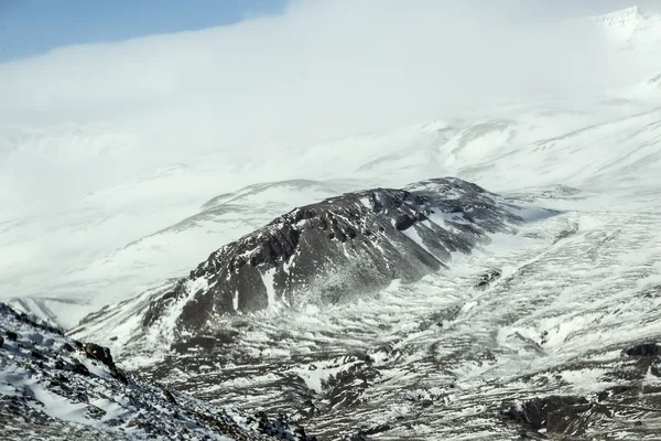 Snötäckta vulkaniska bergslandskap på Island — Stockfoto