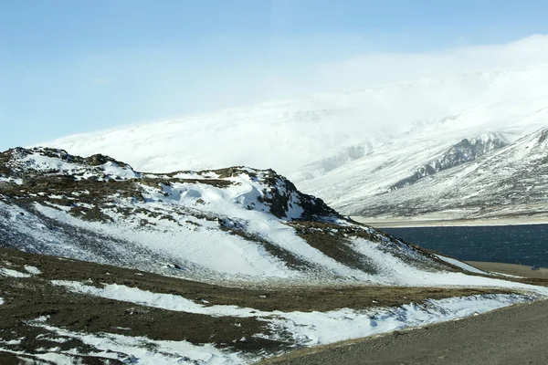 Paisagem montanhosa vulcânica coberta de neve na Islândia — Fotografia de Stock