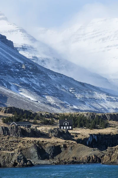 Kleine huizen aan de Oost-kust van IJsland — Stockfoto