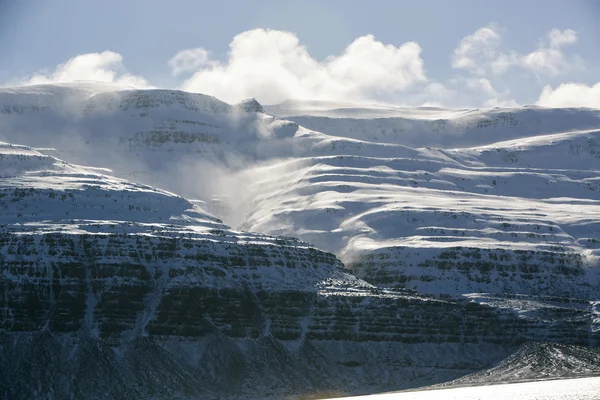 Сніговий покритий вулканічним гірським пейзажем — стокове фото