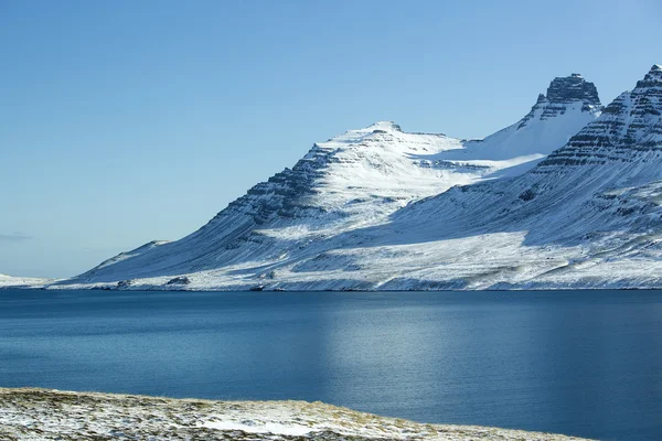 Snötäckta vulkaniska bergslandskap — Stockfoto