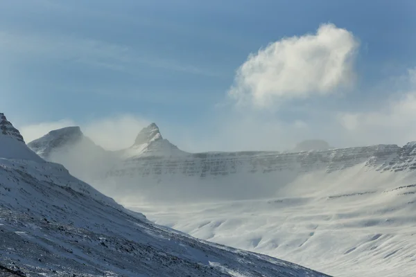 Sněžná horská krajina na Islandu — Stock fotografie