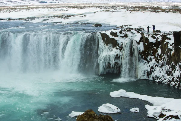 游客在冰岛瀑布 Godafoss 在冬季 — 图库照片