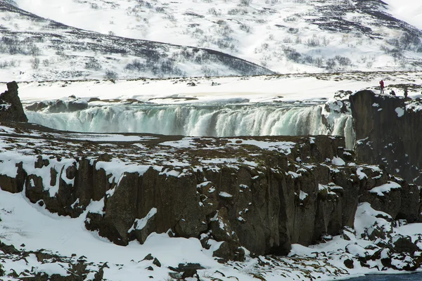 Touristes à la cascade islandaise Godafoss en hiver — Photo
