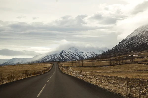 Дорога в вулканический горный ландшафт Исландии — стоковое фото