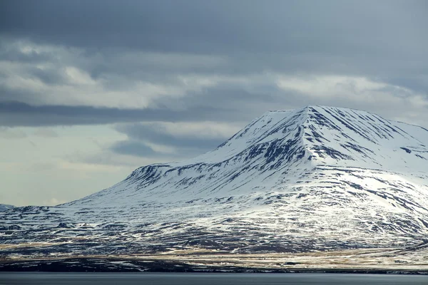 Snötäckta vulkanen bergslandskap i Island — Stockfoto