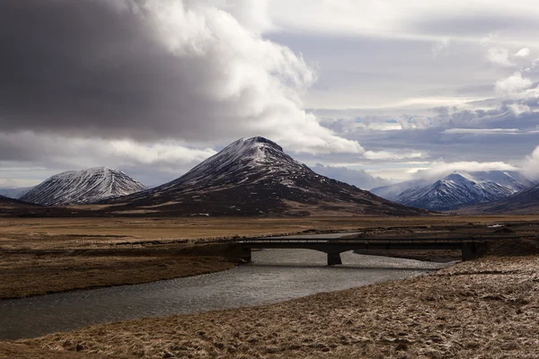 Indrukwekkende vulkanische berglandschap in IJsland — Stockfoto