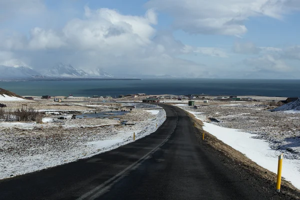 Estrada nevada no inverno — Fotografia de Stock