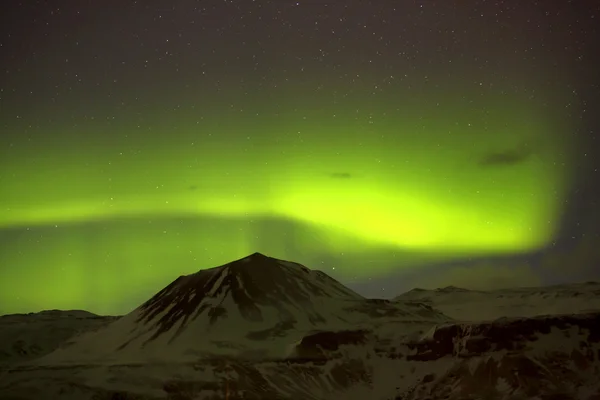 Northern lights with snowy mountains in the foreground — Stock Photo, Image