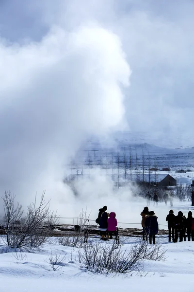 Visitantes na geyser erruption de Strokkur, Islândia — Fotografia de Stock