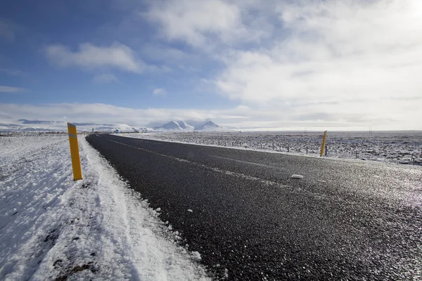 Estrada nevada no inverno — Fotografia de Stock