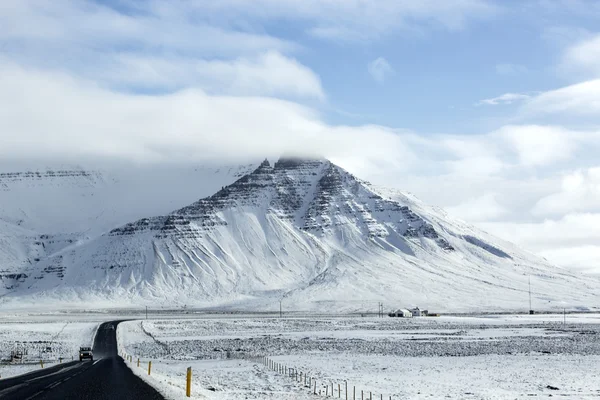 Estrada nevada no inverno — Fotografia de Stock