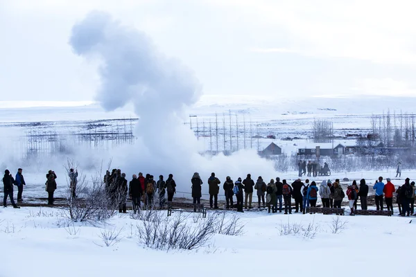 Visitors at the geyser eruption of Strokkur, Iceland — Stock Photo, Image