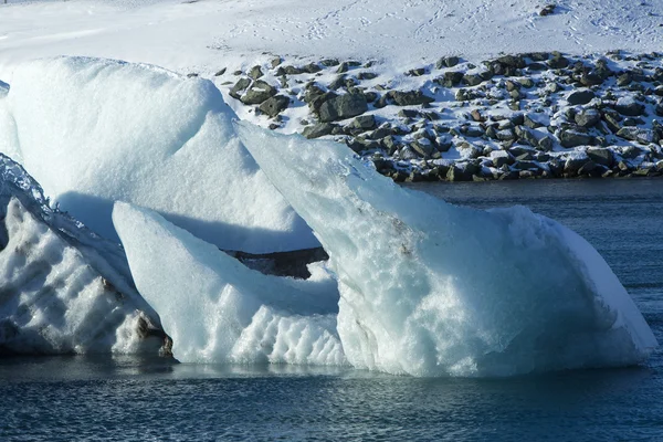 Blocos de gelo derretendo na lagoa do glaciar Jokulsarlon, Islândia — Fotografia de Stock