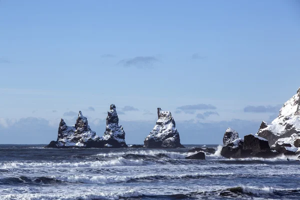 Three pinnacles of Vik with rough waves, South Iceland — Stock Photo, Image