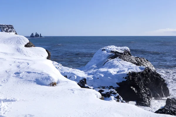 Wide shot van drie pinakels van Vik, South Iceland — Stockfoto