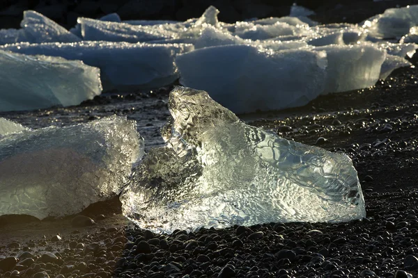 Blocs de glace à la lagune du glacier Jokulsarlon, Islande en lig du soir — Photo