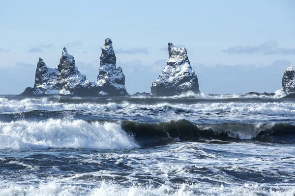 Three pinnacles of Vik with rough waves, South Iceland — Stock Photo, Image