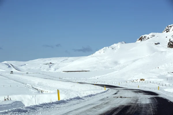 Estrada nevada e escorregadia com montanhas vulcânicas no inverno — Fotografia de Stock