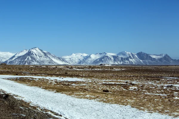 Snötäckta bergslandskap, östra Island — Stockfoto