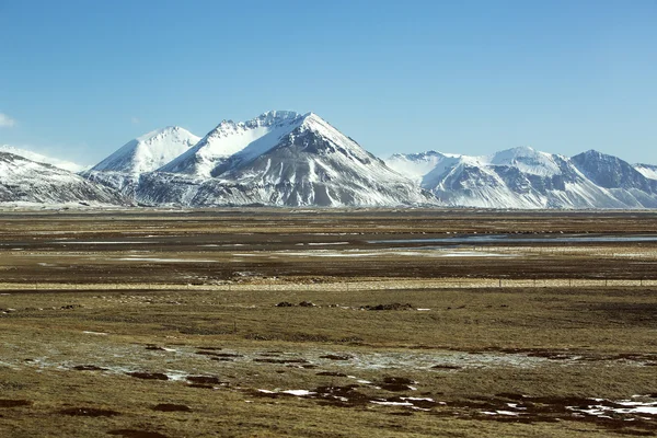 Montaña volcánica cubierta de nieve — Foto de Stock