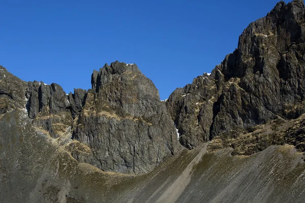 Horská krajina impozantní sopky na Islandu — Stock fotografie