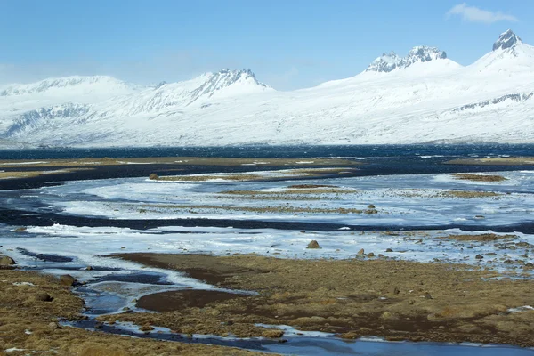 Paisagem montanhosa vulcânica coberta de neve — Fotografia de Stock