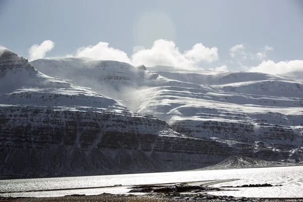 Pokryte śniegiem góry wulkaniczne — Zdjęcie stockowe