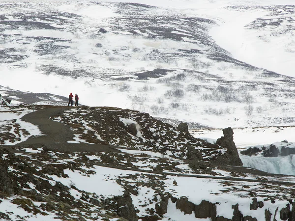 Turistas na cachoeira islandesa Godafoss no inverno — Fotografia de Stock