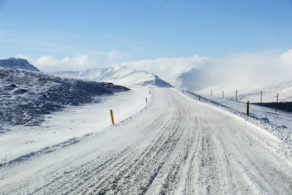 Estrada nevada e gelada com montanhas vulcânicas no inverno — Fotografia de Stock