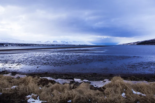 Krajobraz wulkaniczny góry w półmroku, Islandia — Zdjęcie stockowe