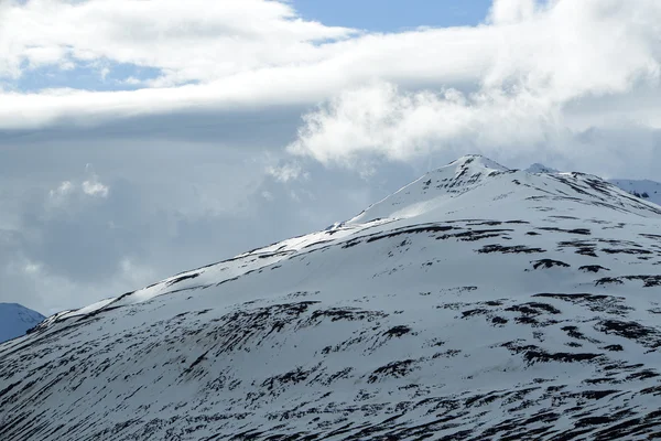 Snötäckta vulkanen bergslandskap i Island — Stockfoto