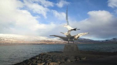 Zaman atlamalı heykel, Akureyri, İzlanda'nın limanı