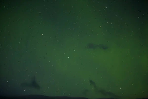 Aurores boréales avec étoiles brillantes en Islande — Photo