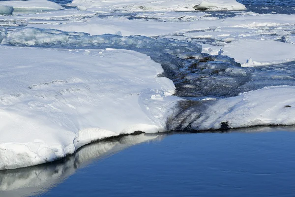 Lo scioglimento del ghiaccio nella laguna del ghiacciaio Jokulsarlon, Islanda — Foto Stock