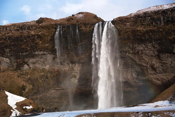Туристи відвідують Орієнтир Seljalandsfoss в Ісландії — стокове фото