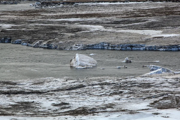 Glacial gelo flutuar fora em uma margem do rio, Islândia — Fotografia de Stock